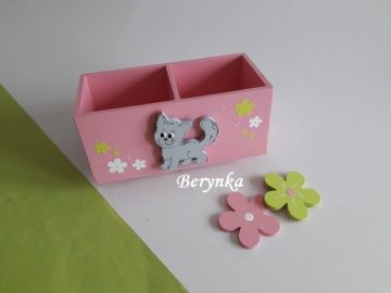Dřevěný stojánek na tužky s kočičkou