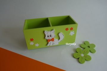 Dřevěný stojánek na tužky s kočičkou