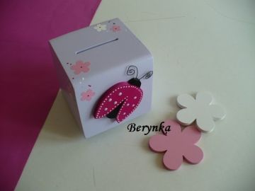 Dřevěná kasička s beruškou