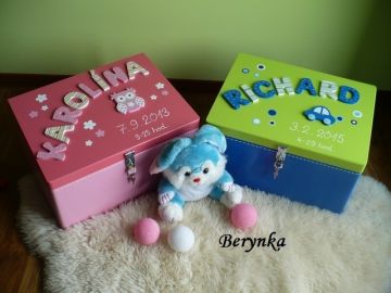 Dřevěné bedýnky s písmenky a autíčky - různá provedení