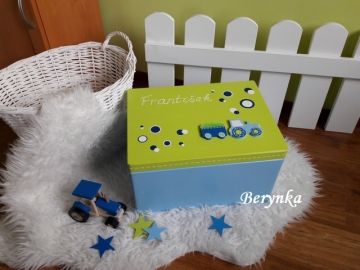 Dřevěné bedýnky s písmenky a autíčky - různá provedení