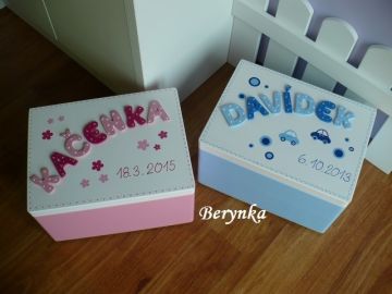 Dřevěné bedýnky s písmenky a autíčky - různá provedení