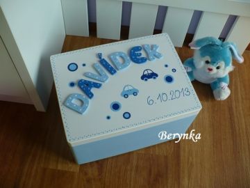 Dřevěné bedýnky s písmenky a autíčky - různá provedení