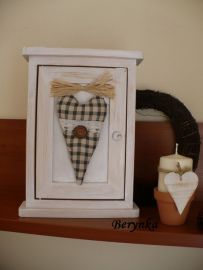 Dřevěná skříňka na klíče s látkovým srdíčkem