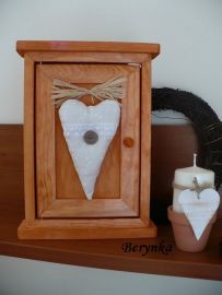 Dřevěná skříňka na klíče s látkovým srdíčkem