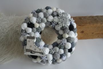 Klubíčkový věnec v šedé