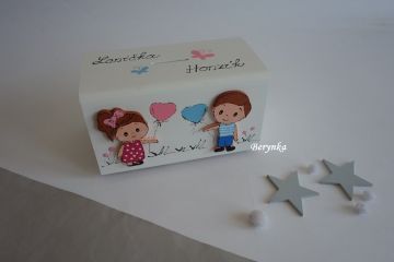Dřevěná pokladnička s postavičkami - holčičkou a klukem
