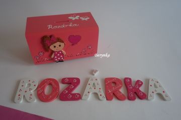 Dřevěná pokladnička s postavičkami - holčičkou a klukem