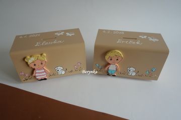 Dřevěná pokladnička s postavičkami - holčičkou a klukem