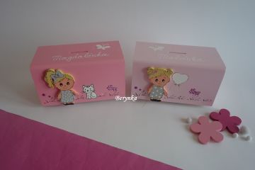 Dřevěná pokladnička s postavičkami - holčičkou a klukem