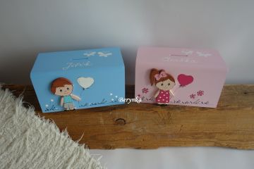 Dřevěná pokladnička s postavičkami - holčičkou a klukem