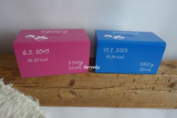 Dřevěná pokladnička s postavičkami - holčičkou a klukem