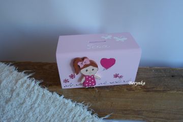 Dřevěná pokladnička s postavičkami - holčičkou a klukem