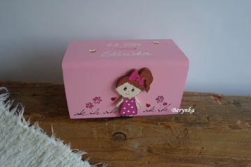 Dřevěná pokladnička s postavičkami - holčičkou a klukem