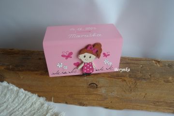 Dřevěná pokladnička s postavičkami - holčičkou a klukem