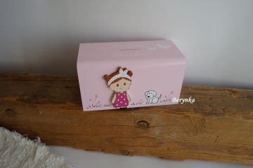 Dřevěná pokladnička s postavičkami - holčičkou a klukem