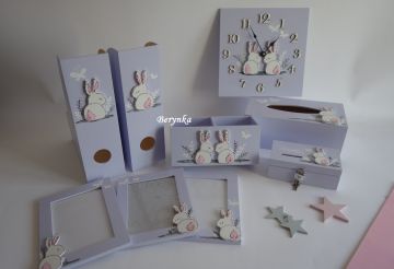 Hodiny se zajíčky v trávě - kulaté/čtvercové