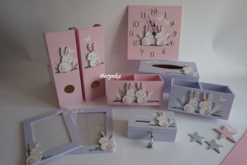 Hodiny se zajíčky v trávě - kulaté/čtvercové