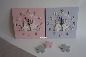 Hodiny se zajíčky v trávě - kulaté/čtvercové