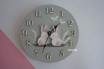 Hodiny se zajíčky v trávě - kulaté/čtvercové