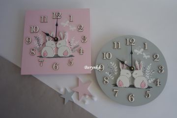 Hodiny se zajíčky v trávě - kulaté/čtvercové