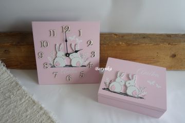 Hodiny se zajíčky v trávě - kulaté/čtvercové