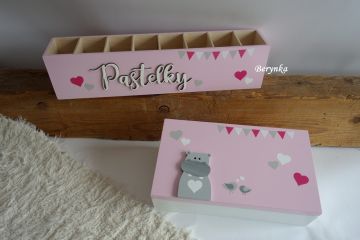 Dřevěný stojánek na pastelky - 8 komorový - různé motivy