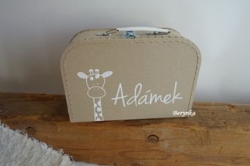 Kufřík se jménem a žirafou