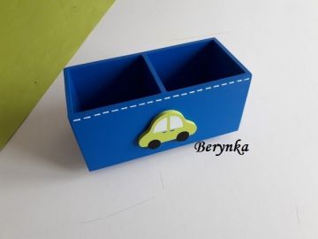 Dřevěný stojánek na tužky s autíčkem