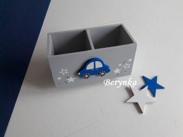 Dřevěný stojánek na tužky s autíčkem