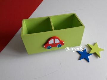 Dřevěný stojánek na tužky s autíčkem