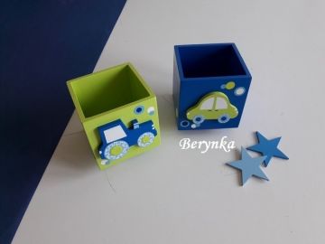 Dřevěný stojánek na tužky s autíčkem