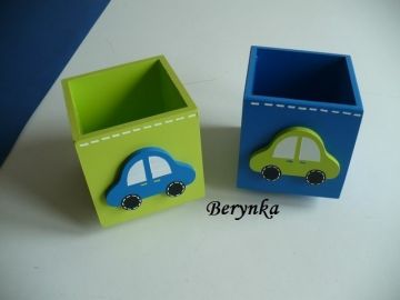 Dřevěný stojánek na tužky s autíčkem