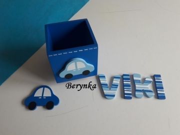 Dřevěný stojánek na tužky s autíčkem