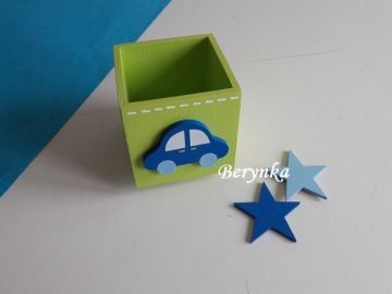 Dřevěný stojánek na tužky s autíčkem