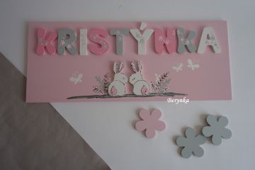 Jmenovka s písmenky a zajíčky v trávě