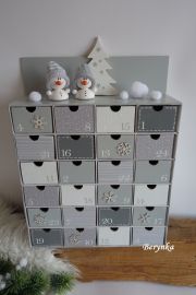 Adventní kalendář bílo-šedý se sněhulákem - různá provedení