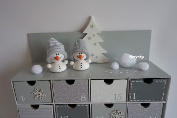 Adventní kalendář bílo-šedý se sněhulákem - různá provedení