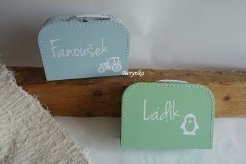 Kufřík se jménem a traktorem