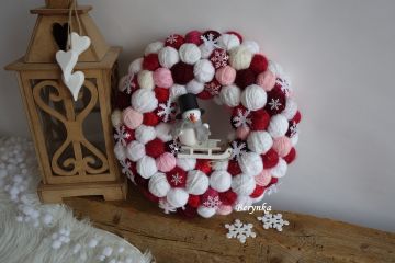 Klubíčkový věnec v červené