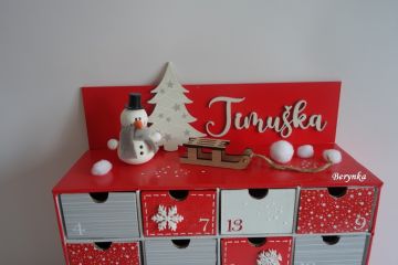 Adventní kalendář červeno-šedý se sněhulákem