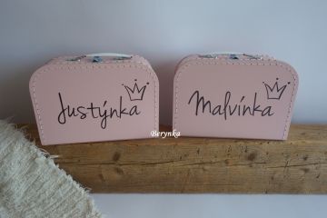 Kufřík se jménem a korunkou