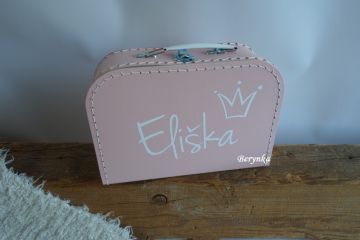 Kufřík se jménem a korunkou