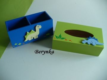 Dřevěný stojánek na tužky s dinosaurem