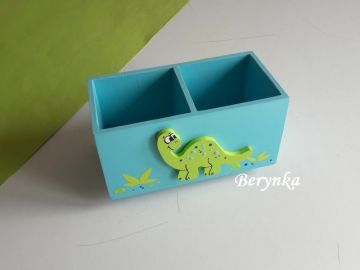 Dřevěný stojánek na tužky s dinosaurem