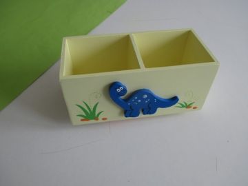 Dřevěný stojánek na tužky s dinosaurem