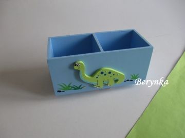 Dřevěný stojánek na tužky s dinosaurem