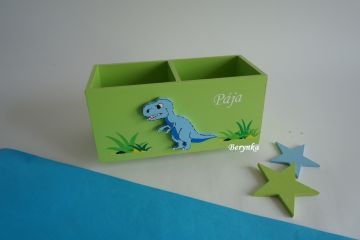 Dřevěný stojánek na tužky s dinosaurem