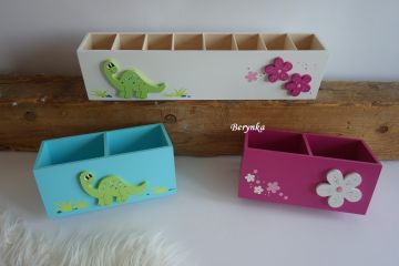 Dřevěný stojánek na tužky s dinosaurem