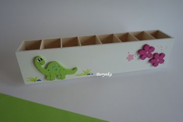 Dřevěný stojánek na tužky s dinosaurem